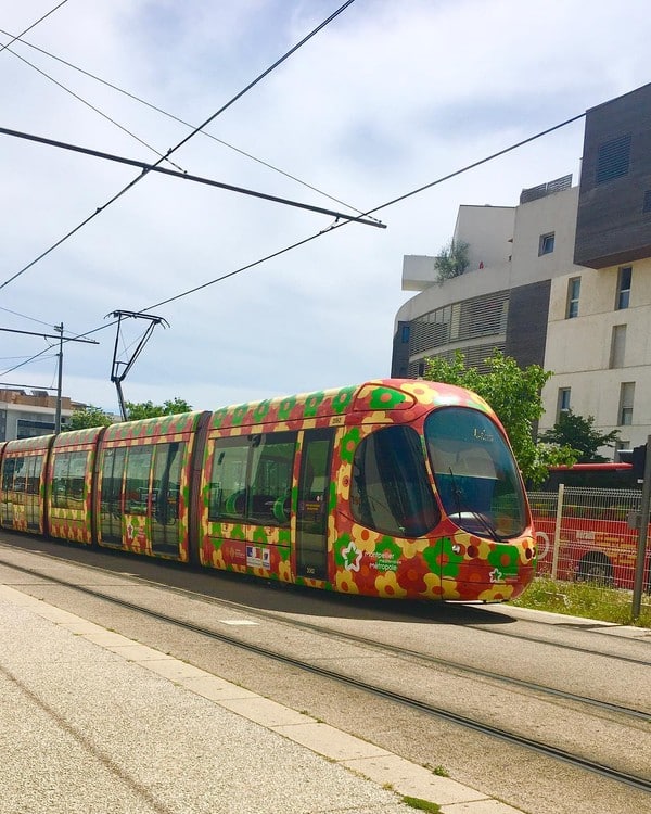 Le tram jusqu'à la grande place, premier décor du séjour Le tram jusqu'à la grande place, premier décor du séjour